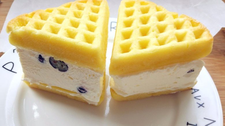 华夫饼冰淇淋三明治,用一块华夫饼放在冰淇淋上，用刀切出合适大小，底部再用一个华夫饼，将冰淇淋夹在中间