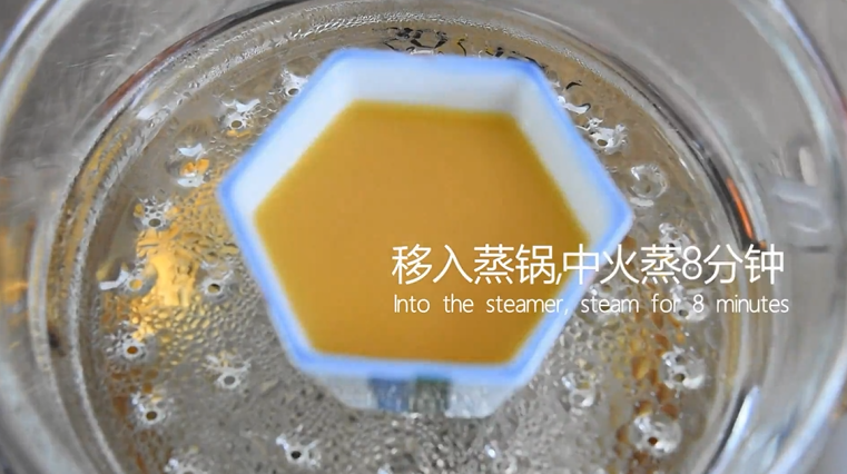 0失败超滑溜的日式茶碗蒸，宝宝老人都爱吃,倒入茶碗蒸移入蒸锅，中火蒸8分钟