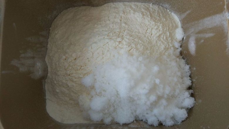 原味麦香小面包,用高筋粉覆盖住液体表面后，加糖和盐。