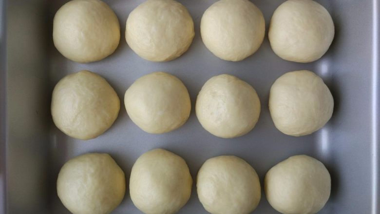 原味麦香小面包, 放在模具中，依次摆好，盖好在室温下发酵，备用。