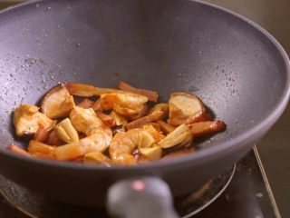 在家就能做的高档传统粤菜：白玉藏珍,将火腿，菌类和虾煸炒出香味，加水没过食材。