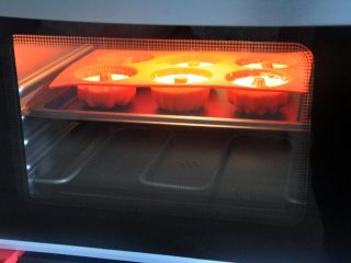 原味蒸蛋糕,将模具放入蒸烤箱中，100度24分钟，如果没有蒸烤箱，可以用蒸锅替代，选择单个的模具，待水开后，蒸同样的时间就好。