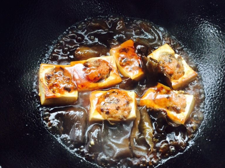 木耳豆腐盒子,锅中下入少许油下入豆腐盒和木耳在倒入蚝油汁，熬至豆腐盒吸入汁即可