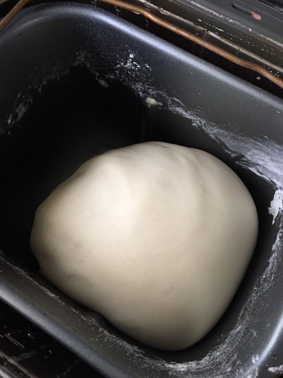 什锦披萨,面饼所以材料放入面包机和面，发酵