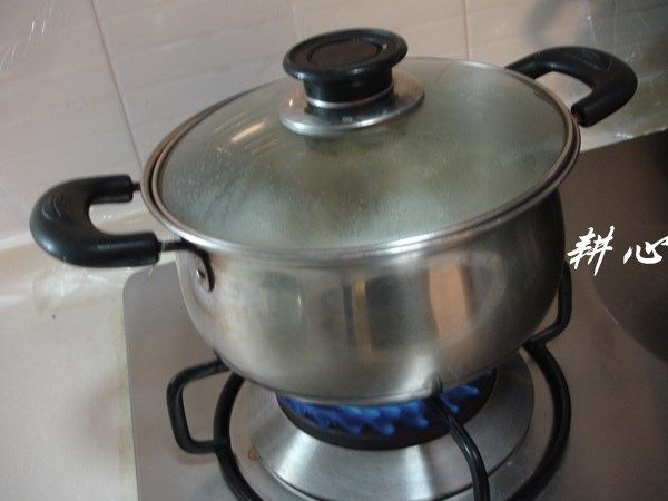 蟹味菇滚鱼丸汤,盖锅盖，大火烧开，煮至食材断生。