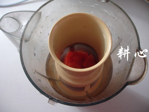 鲜榨胡萝卜汁,放入搅拌器内胆中，倒入适量的清水。