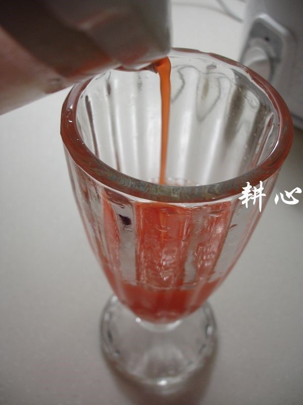 鲜榨胡萝卜汁,断电，倒入杯子，即可享用。