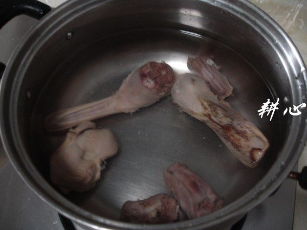 凉瓜炖水鸭,重新放入煮锅中，加入1200ml的清水。
