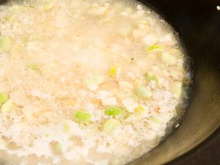 野米饭,米洗好后放锅，然后把炒好的料连水一起放入，根据经验看一下水的情况。