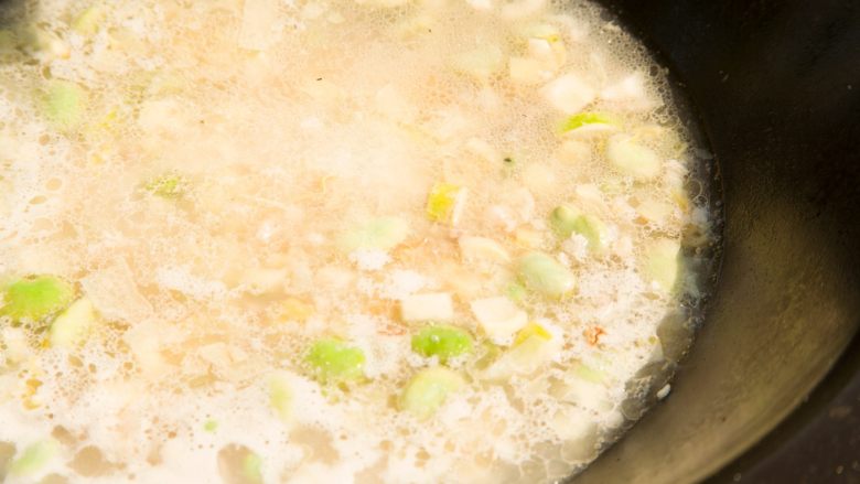 野米饭,米洗好后放锅，然后把炒好的料连水一起放入，根据经验看一下水的情况。