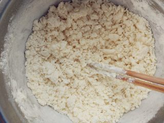 素烧麦,在面粉中间挖个小坑，将热水逐次少量倒入，用筷子拌成雪花状后，用手团成团