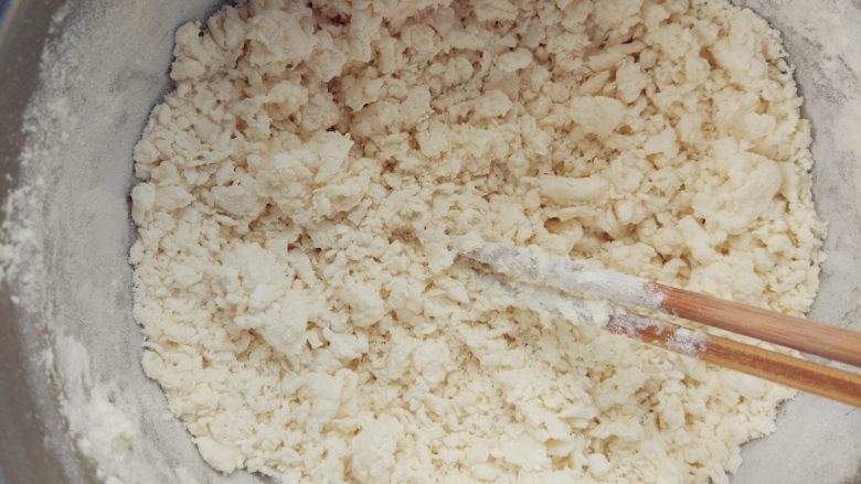 素烧麦,在面粉中间挖个小坑，将热水逐次少量倒入，用筷子拌成雪花状后，用手团成团