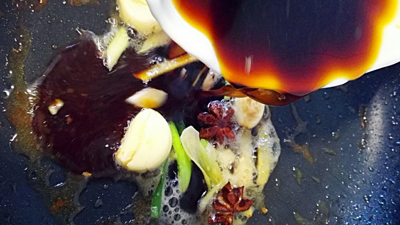 红烧带鱼+#人民的美食#,把调制好的汁倒入锅中