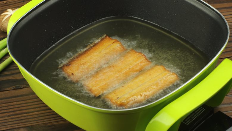 红烧带鱼,锅内烧热油至七成热，下带鱼炸制金黄色