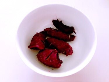 麦胚酸奶淋紫薯，对挑食人是赤裸裸的诱惑,<a style='color:red;display:inline-block;' href='/shicai/ 2643'>紫薯</a>蒸熟去皮。