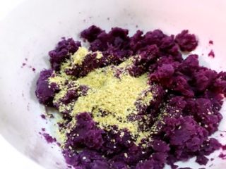 麦胚酸奶淋紫薯，对挑食人是赤裸裸的诱惑,加入胚芽。