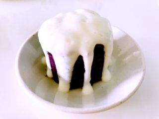 麦胚酸奶淋紫薯，对挑食人是赤裸裸的诱惑,淋上酸奶。