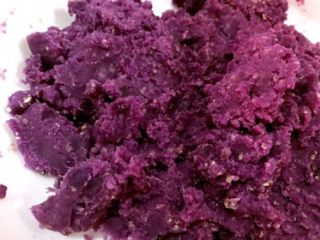 麦胚酸奶淋紫薯，对挑食人是赤裸裸的诱惑,拌均匀，看，点点麦胚。