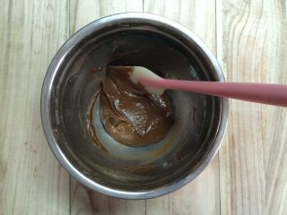 可可戚风蛋糕,筛入低筋粉及可可粉（可事先混合过筛）。翻拌手法将粉类拌匀无颗粒。