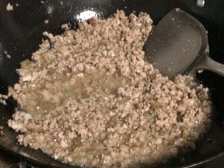 云吞（抄手）馄炖,炒透肉末，肥肉部分油脂煎炸出油后加入香菇，加盐调味，加入的盐尽可能使后面的青菜也够味～