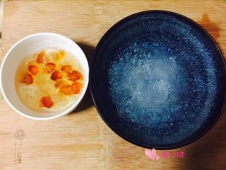 雪燕桃胶皂米羹,泡三个小时左右的样子。这个时候可以换下水。。顺便把雪燕里的杂质挑一挑。。