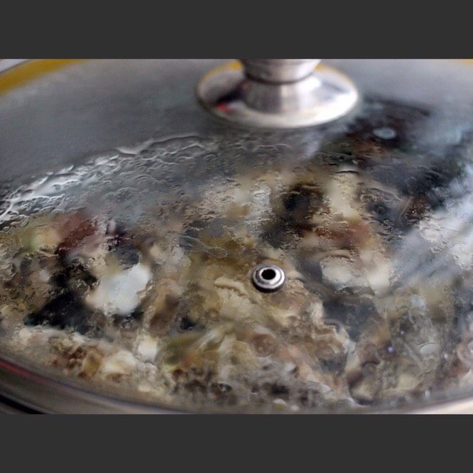 辣根海蛎子#人民的美食#,大火烧开后继续大火蒸大约2、3分钟左右、看海蛎子微微张开小口即可、否则就会煮老了、口感不好