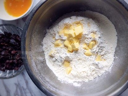 黑提司康,将黄油丁加入混合过筛后的粉类中。