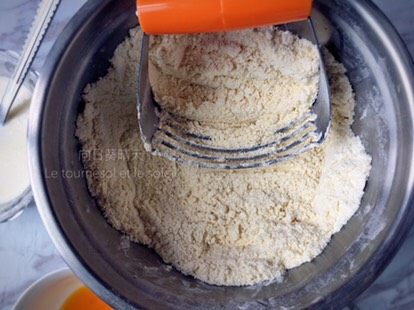 黑提司康,将黄油与粉类切拌搓散成砂状。