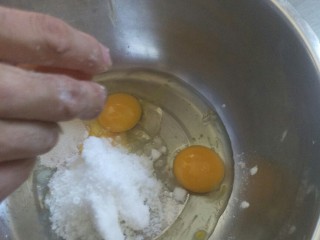 奶香玉米饼,鸡蛋，白糖，酵母放入盆中