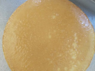 奶香玉米饼,烙出金黄翻面，刷油
