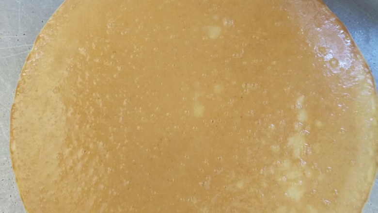 奶香玉米饼,烙出金黄翻面，刷油