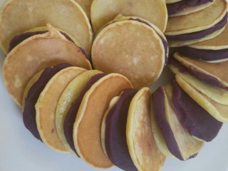 奶香玉米饼,可烙成小饼，夹入紫薯馅！