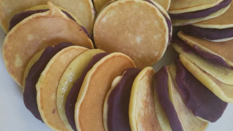 奶香玉米饼,可烙成小饼，夹入紫薯馅！