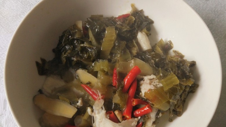 酸菜鱼,汤熬好后，用漏勺把酸菜等捞起，放在大汤碗里面，锅内只剩下鱼汤