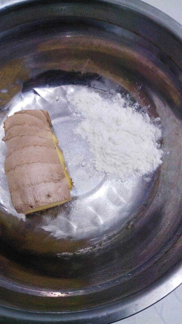 #神仙姜枣茶#创建于7/5~2017),用一小盆加少许面粉和姜。