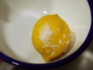 檸檬and白糖,2.用盐搓洗柠檬，流水冲净、擦干