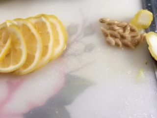 檸檬and白糖,3.切成薄片，两头去掉，然后把籽去掉