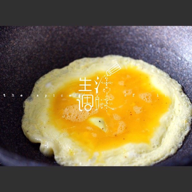 海蛎子咖喱炒饭#人民的美食#,热锅冷油放入打散的鸡蛋液