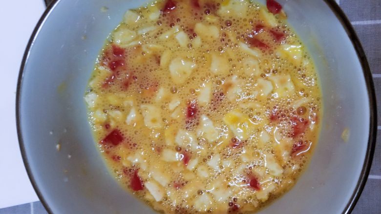 减肥餐之西红柿鸡蛋饼,放适量盐搅拌均匀，放入煎锅，小火，不然容易糊