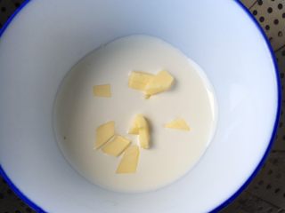 四种方式吃吐司,岩烧吐司：黄油加入淡奶油里，隔水加热黄油融化