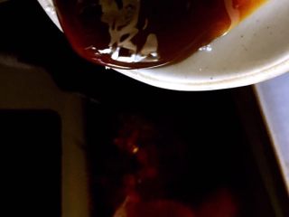 广式早茶豉汁蒸凤爪,放入1勺蚝油、辣豆豉、蒜末