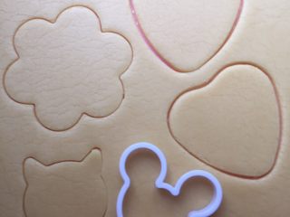 母亲节糖霜饼干,用擀面杖擀成饼干皮，厚度四五毫米左右。用模具压出形状
