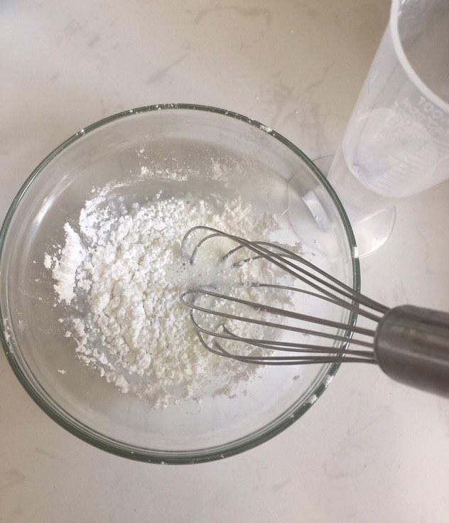 母亲节糖霜饼干,蛋白粉用温水调稀后，倒入筛好的糖粉中搅拌