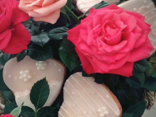 母亲节糖霜饼干,铺面是白色，就要用另一种颜色去装饰。白色铺面，我就用粉色画的。