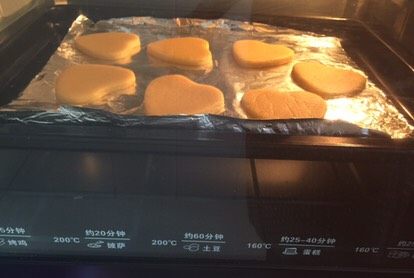 母亲节糖霜饼干,烤箱提前预热，150度15分钟。