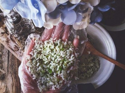 营养低脂 美貌便当 西兰花饭团🍙,将米饭摊在手中