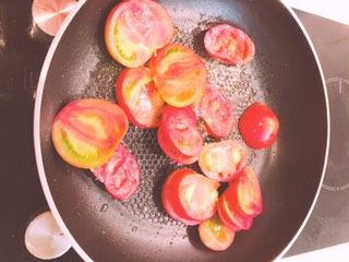 西红柿鸡蛋炒面,加入油，先放西红柿