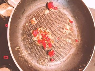 香辣豌豆芽儿,加入葱姜蒜末粉和朝天椒翻炒
