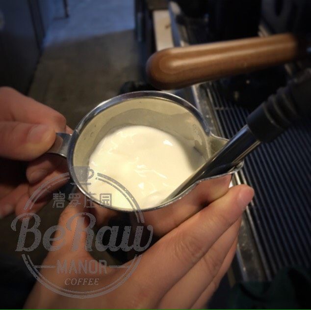 原创 | 抹茶拿铁,将2/3杯全脂牛奶打成顺滑绵密的奶泡