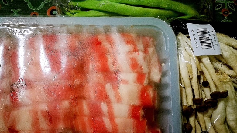 五色牛肉卷和豆腐羹,<a style='color:red;display:inline-block;' href='/shicai/ 9158'>牛肉片</a>用黑胡椒、红酒、番茄酱、酱油腌制。